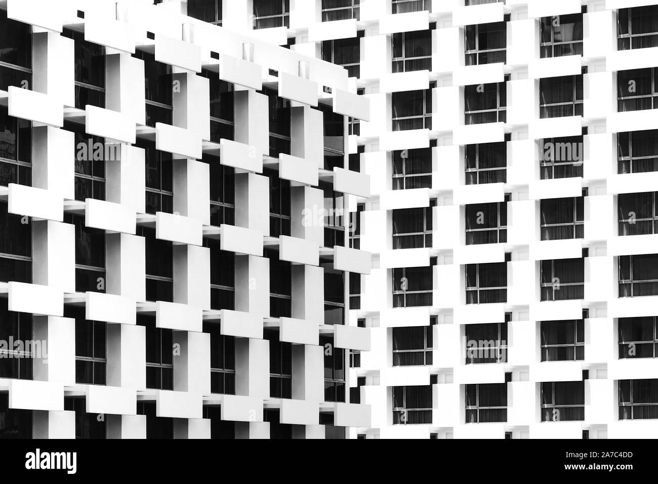 Bella Luce e ombra sulle finestre e balconi edificio dell'hotel vintage in estate. foto in bianco e nero di design di architettura. Foto Stock