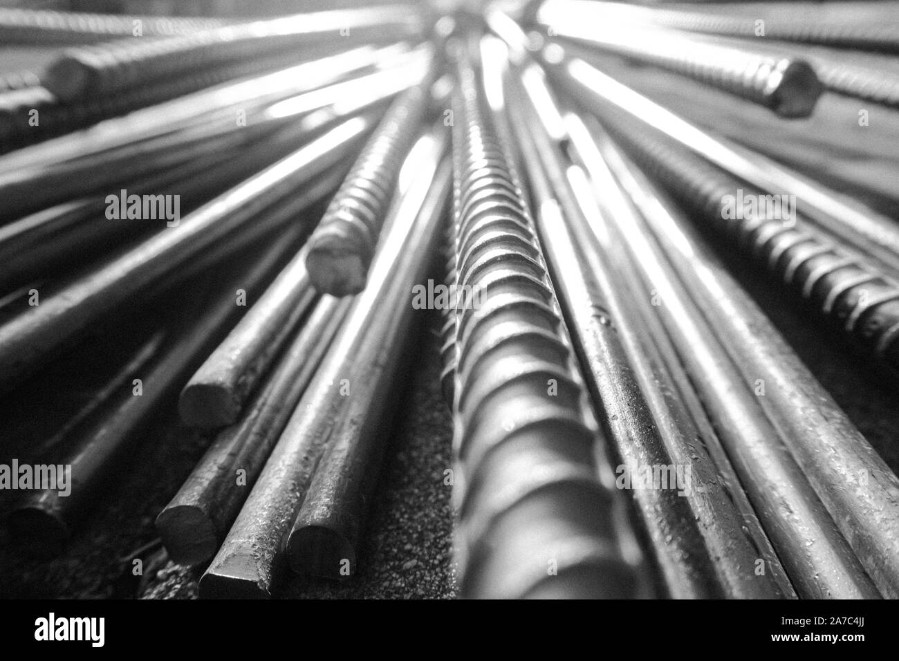 Chiudere la barra in acciaio o acciaio barra di rinforzo per la costruzione del sito con sole al mattino, tondini di acciaio barre possono utilizzare per il rinforzo di calcestruzzo. Foto Stock