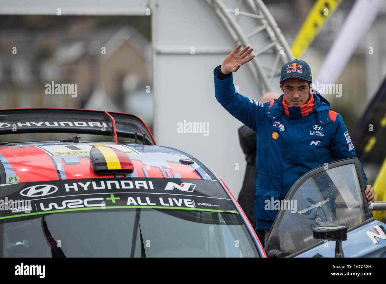 Thierry Neuville sventolando la folla alla cerimonia di chiusura delle celebrazioni per il 2019 WRC Rally Galles GB a Llandudno, Wales, Regno Unito Foto Stock