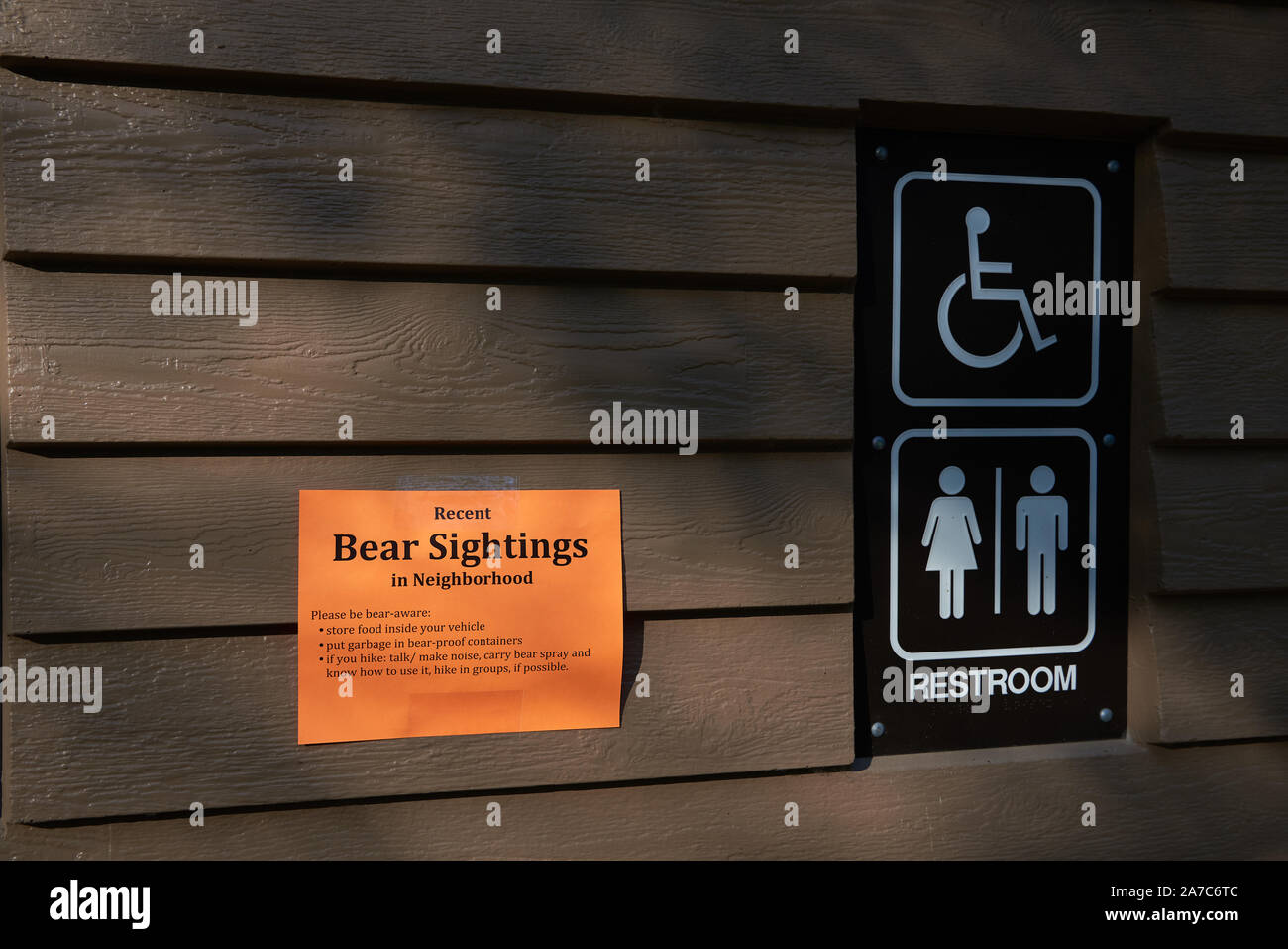Cartello arancione sul bagno al Moose Creek Campground: Avvistamenti recenti di orsi a Neigborhood Foto Stock