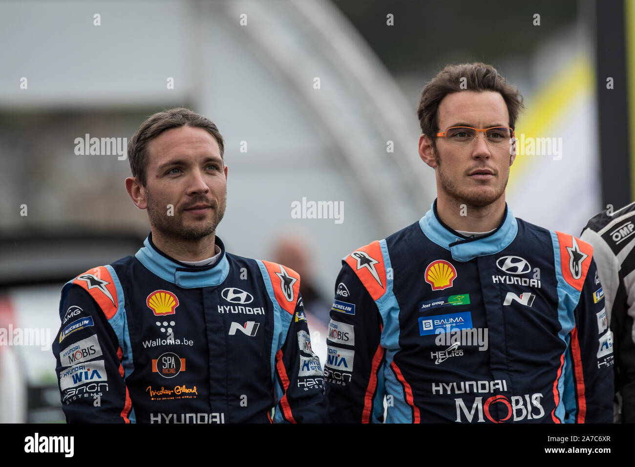 Thierry Neuville e Nicolas Gilsoul nel podio in occasione della cerimonia di chiusura delle celebrazioni per il 2019 WRC Rally Galles GB a Llandudno, Wales, Regno Unito Foto Stock