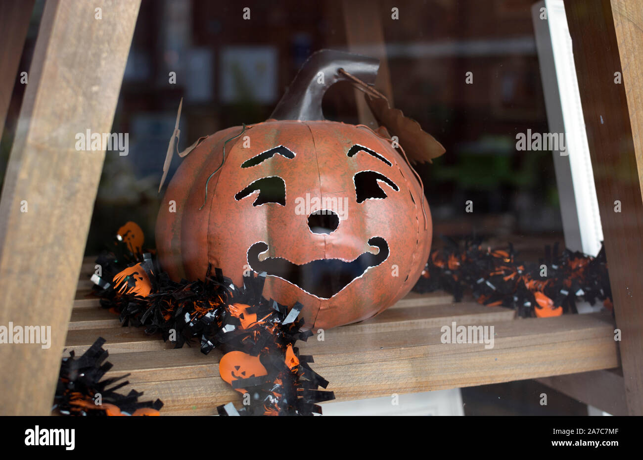 Parte di un display di Halloween nella vetrina di un negozio, Stratford-upon-Avon, Regno Unito Foto Stock
