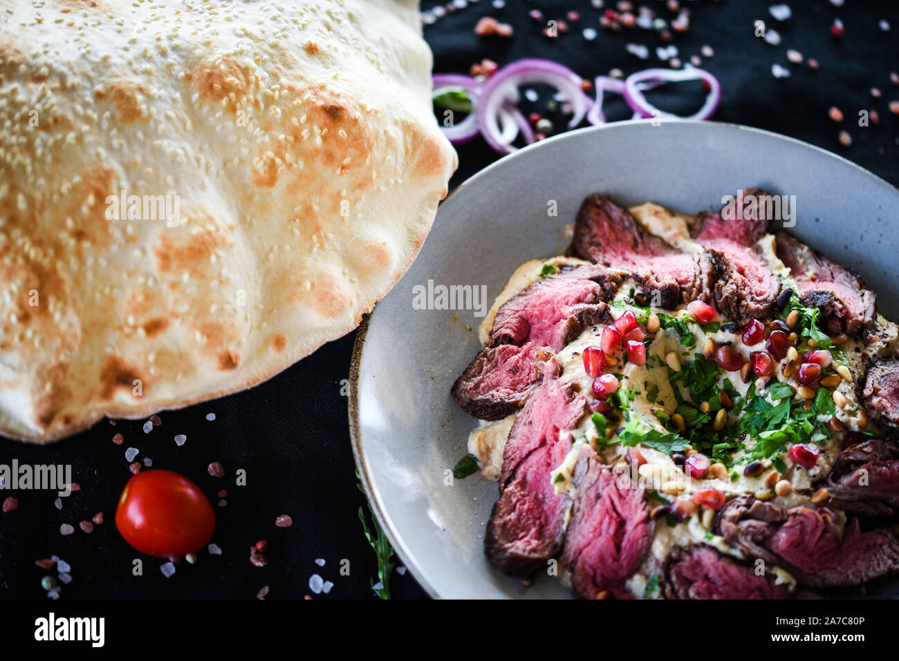 hummus libanese con carne di manzo arrosto e semi di melograno Foto Stock