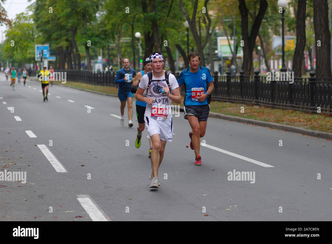 DNIPRO, Ucraina - 22 settembre 2019: partecipante sconosciuto eseguendo l'idratazione pack in esecuzione su Dnipro via della città durante 42 km distanza di ATB Dnip Foto Stock
