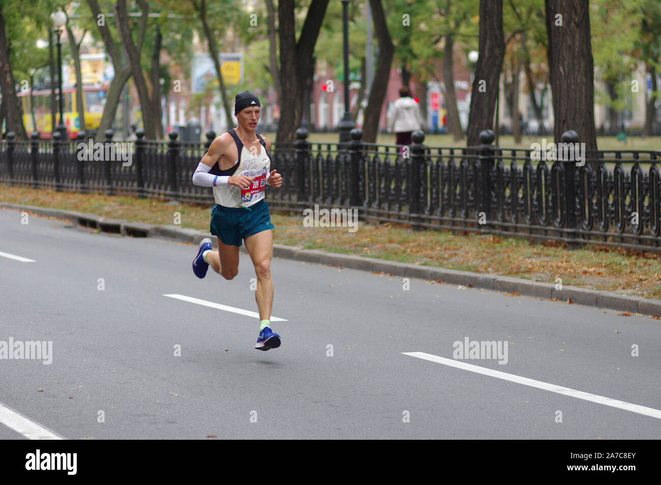 DNIPRO, Ucraina - 22 settembre 2019: vincitore di sesso maschile (Artem Kazban) in esecuzione su Dnipro city street prima metà di 42 km distanza di ATB Dnipro Marathon Foto Stock