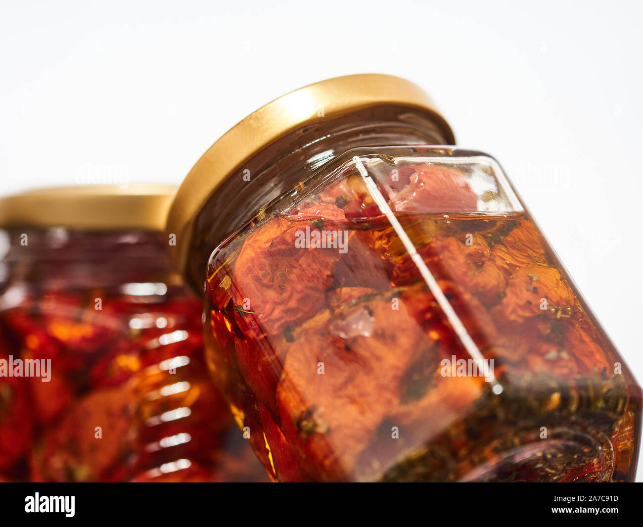 Fatta in Casa Conserve di rosso ciliegia secchi pomodori sono confezionati in vasetti di vetro. Foto Stock