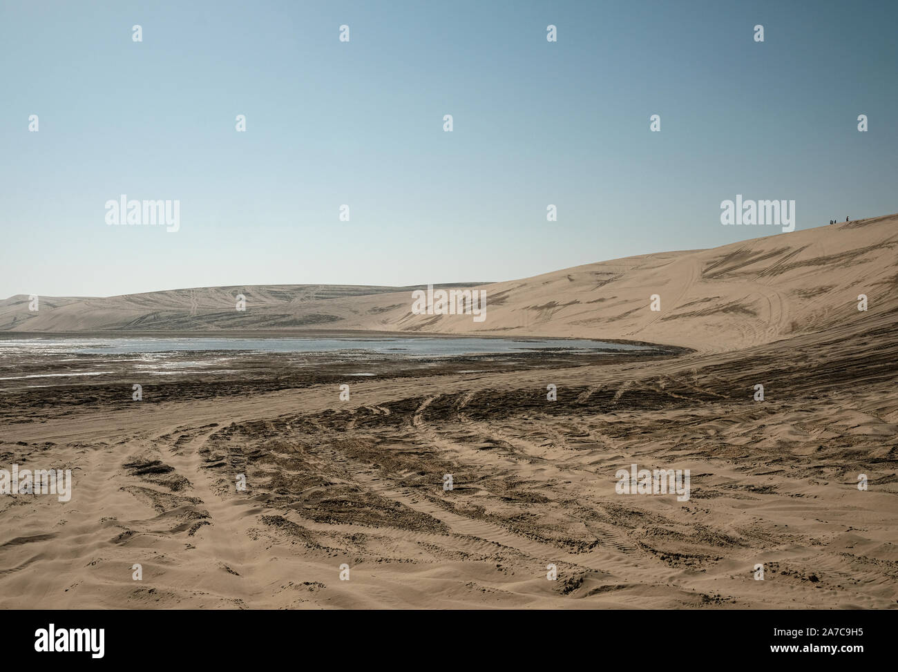 I turisti a piedi il bordo di una duna a Sealine Beach a sud di Doha in Qatar. Foto Stock