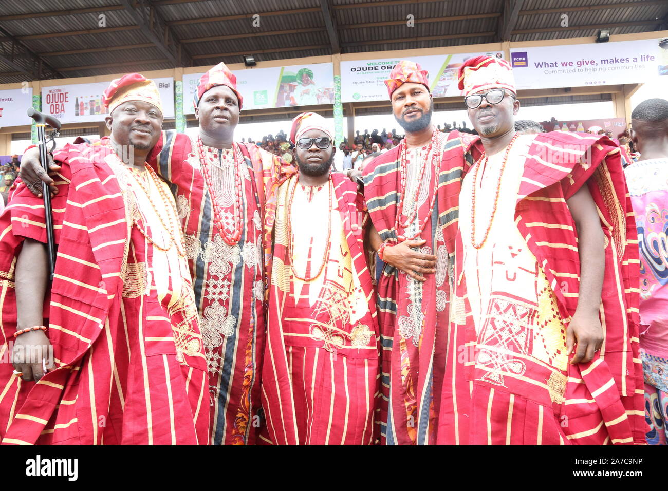 Gli uomini nel loro abbigliamento culturale durante il Festival annuale di Ojude Oba, Ijebu Ode, Ogun state, Nigeria. Foto Stock