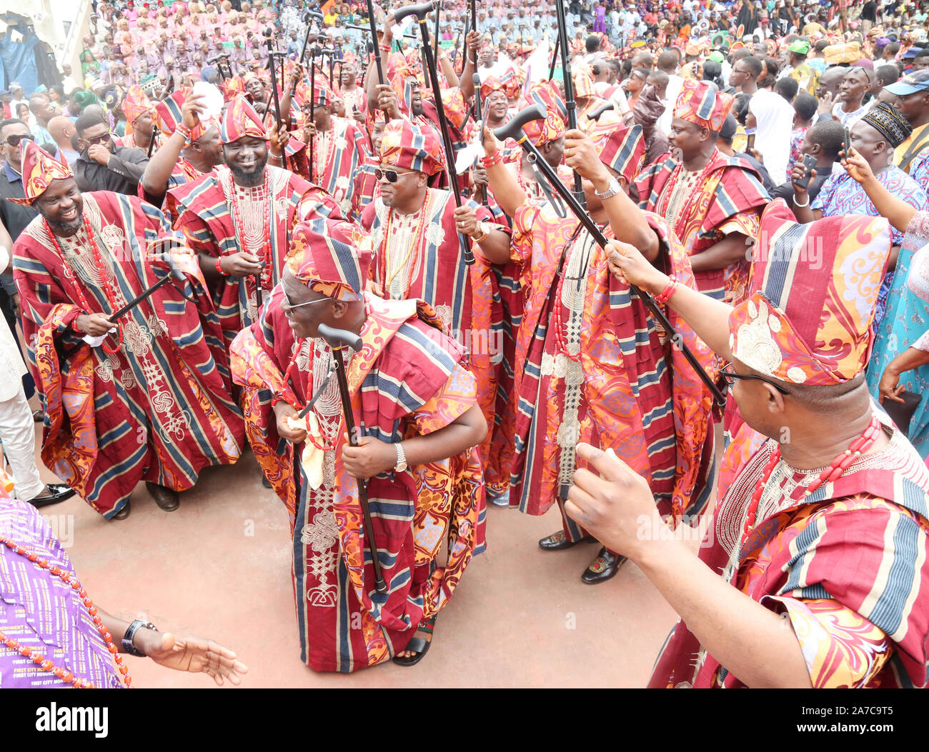Gli uomini nel loro abbigliamento culturale rendendo omaggio al sovrano preminente della Terra di Ijebù durante il festival a Ijebu Ode, Ogun state, Sud-Ovest, Nigeria. Foto Stock
