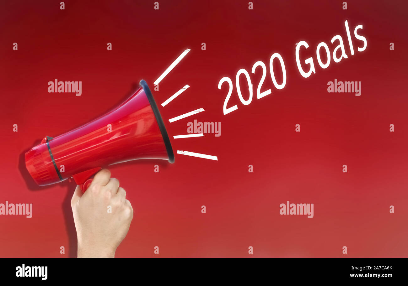 Mano che tiene un megafono Rosso e Testo 2020 degli obiettivi su sfondo rosso Foto Stock
