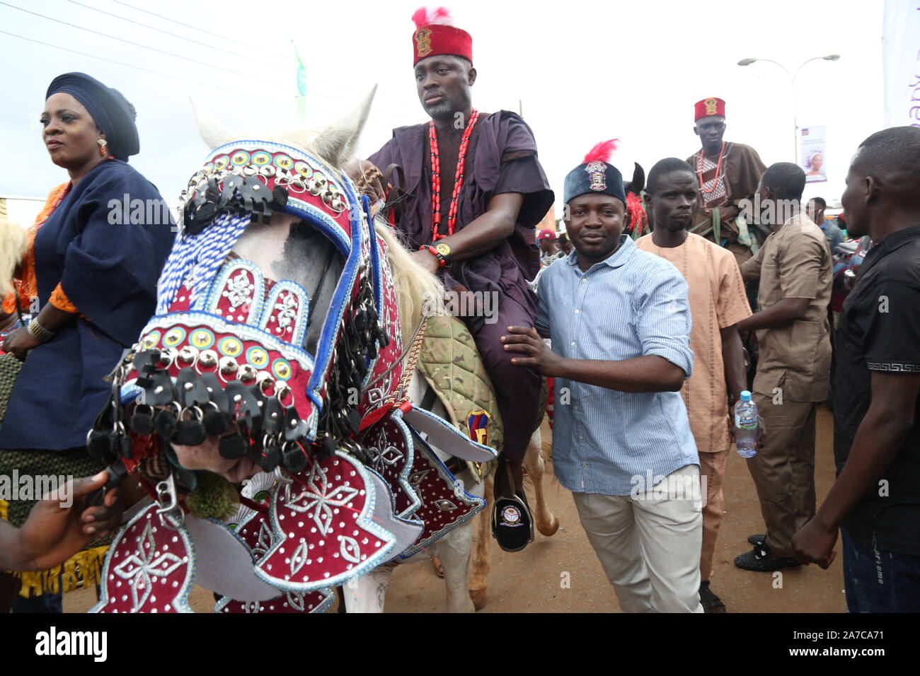Ijebu Ode gente cavalcare i loro cavalli nel rendere omaggio al sovrano di primaria importanza di Ijebu Ode durante il Festival annuale di Ojude Oba, Ijebu Ode, Nigeria. Foto Stock
