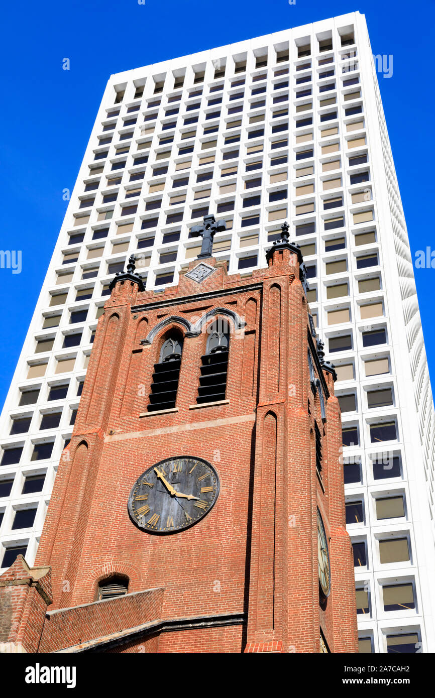 La vecchia cattedrale di Santa Maria dell'Immacolata Concezione con il grattacielo California Street del 600. Chinatown, San Francisco, California, USA Foto Stock