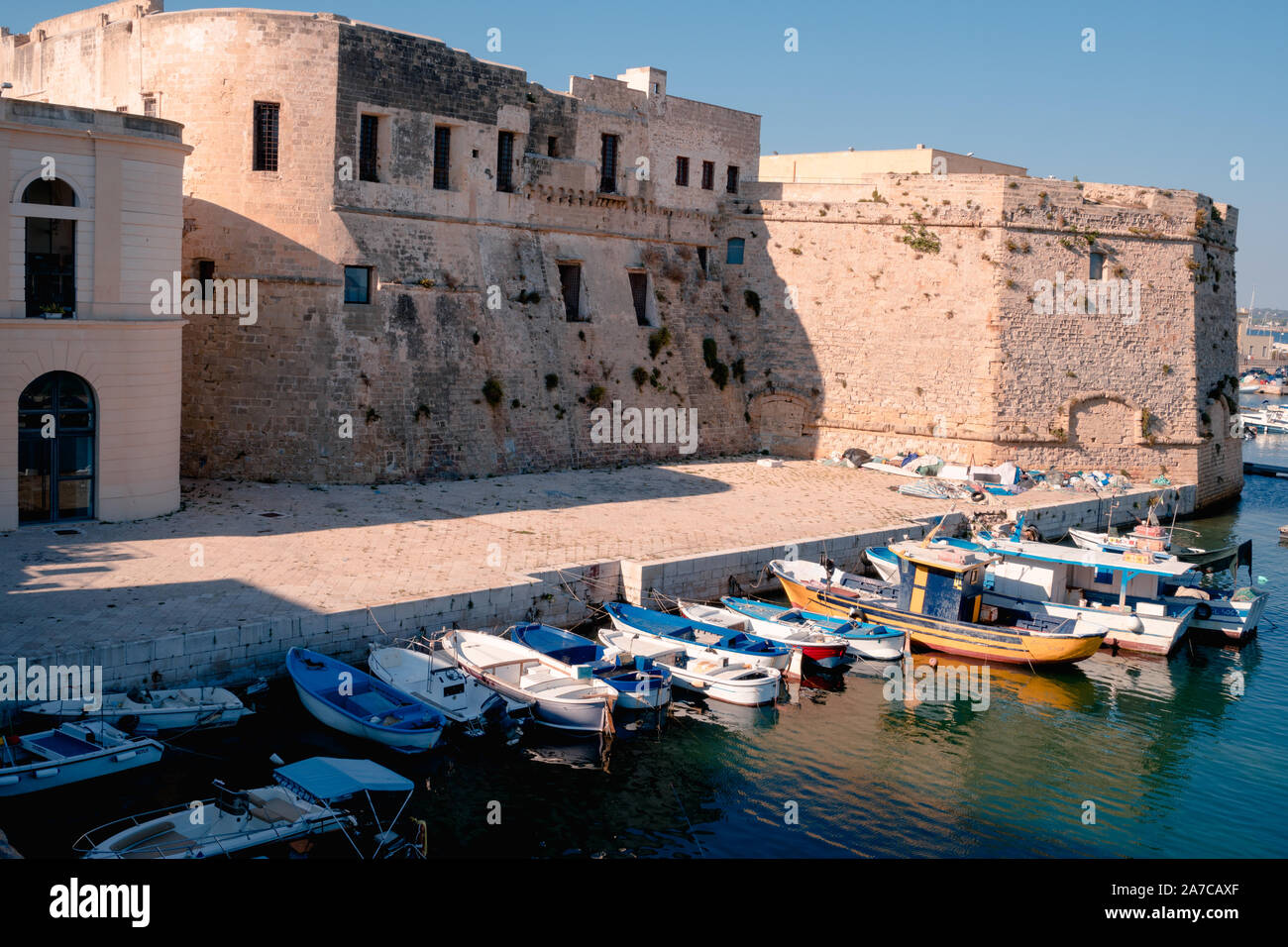Gallipoli, Italia 20 Agosto 2019: Mazzetto di barche sono ancorate nei pressi di Gallipoli il castello Foto Stock