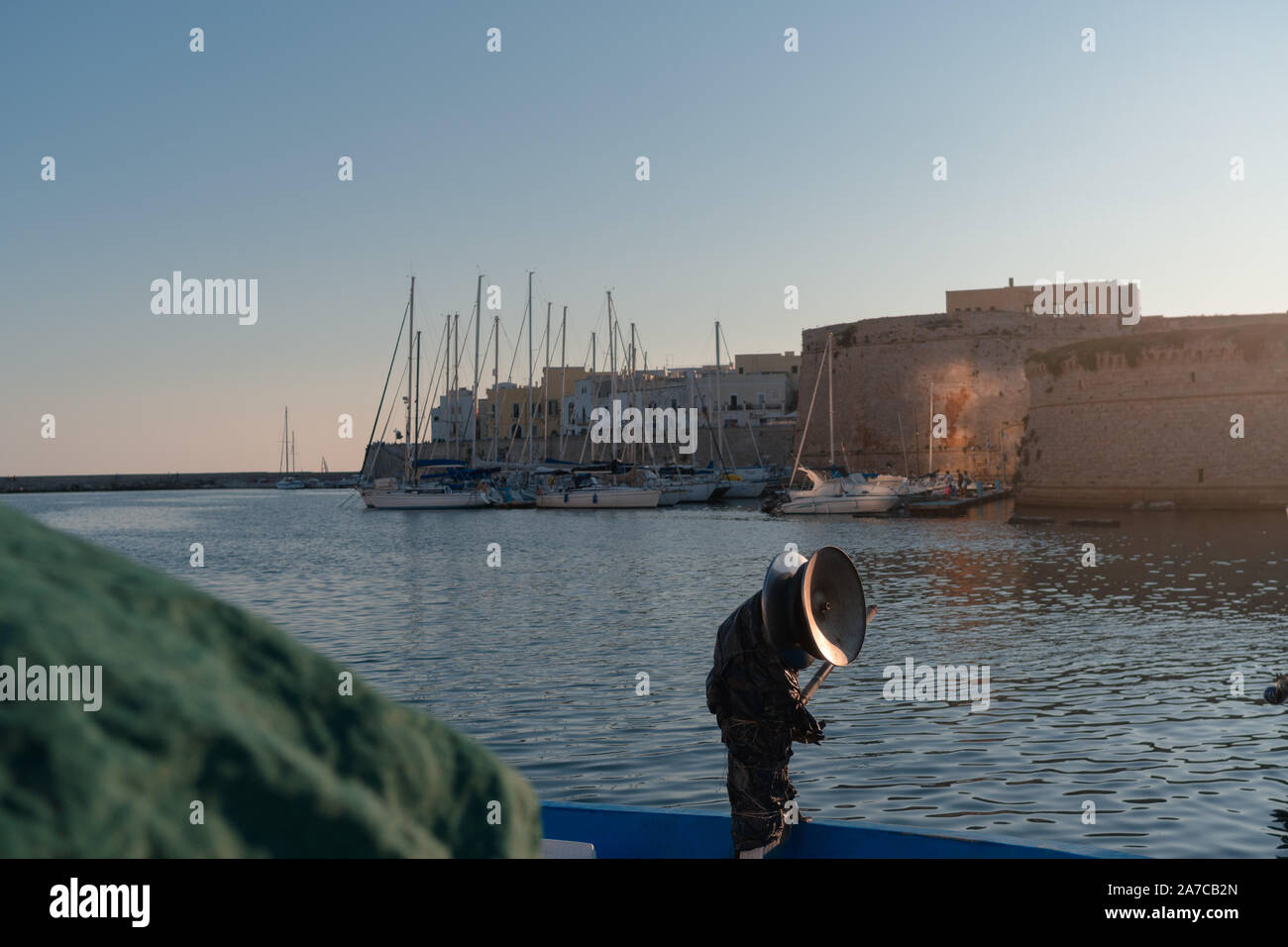 Gallipoli, Italia 20 Agosto 2019: Vuoto pescatori barca è ormeggiata vicino Gallipoli castello al tramonto Foto Stock