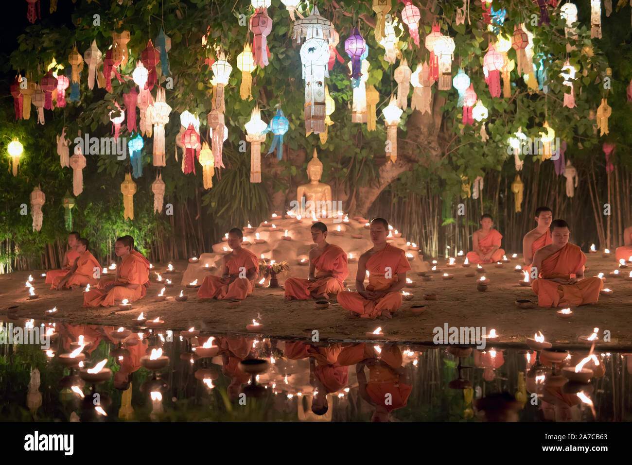 I monaci celebrano il Loy Krathong festival presso Wat Phan Tao tempio, Chiang Mai, Thailandia Foto Stock