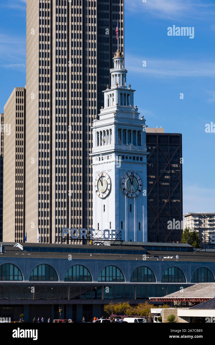 Dal Porto di San Francisco edifici con grattacielo skyline dietro. , California, Stati Uniti d'America. Stati Uniti d'America Foto Stock