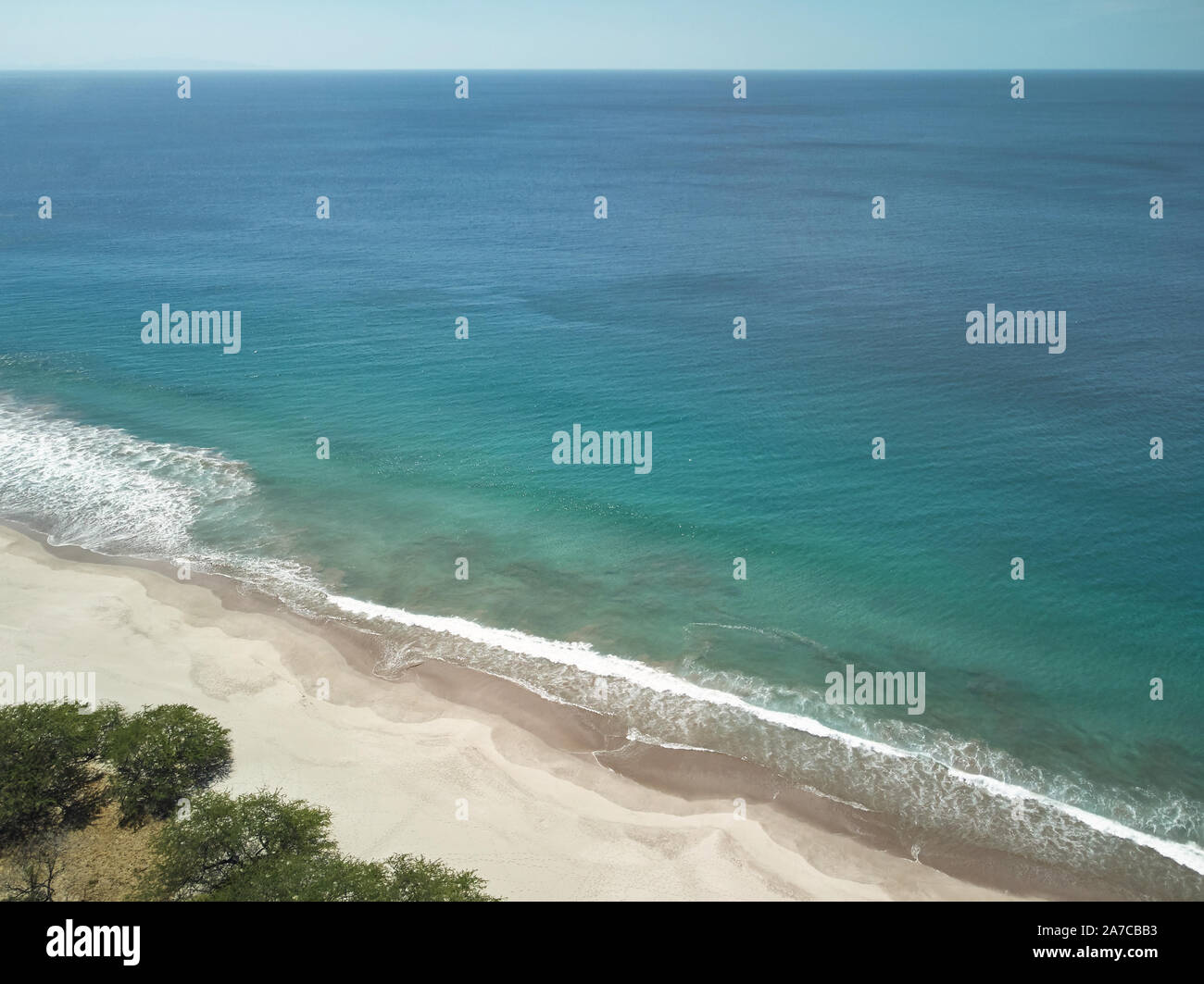 Oceano Blu acqua pn luminosa giornata di sole Foto Stock