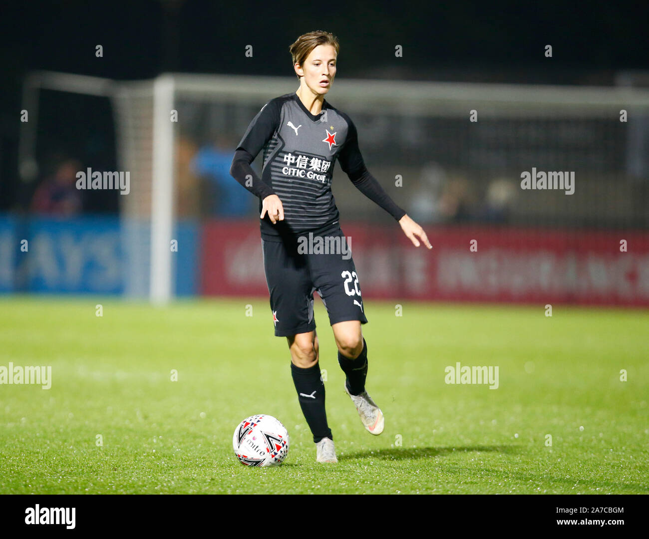 BOREHAMWOOD, Inghilterra - 31 ottobre: Andrea Jarchovska di Slavia Praha donne durante femminile UEFA Champions League Round di 16 Leg 2 corrispondenza tra Arsena Foto Stock