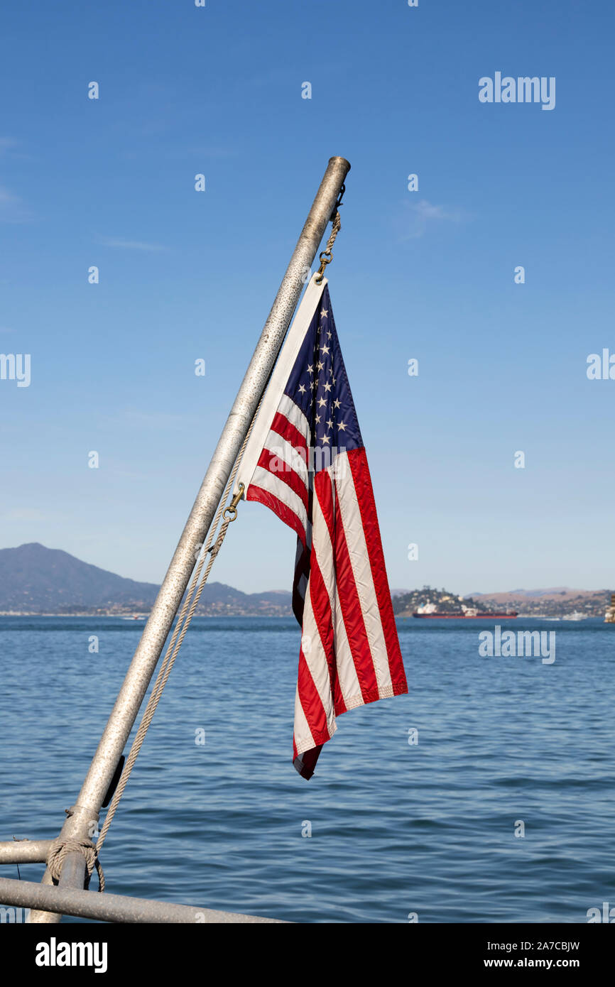 La bandiera nazionale degli Stati Uniti su una barca nella baia di San Francisco, San Francisco, California, Stati Uniti d'America. Stati Uniti d'America Foto Stock