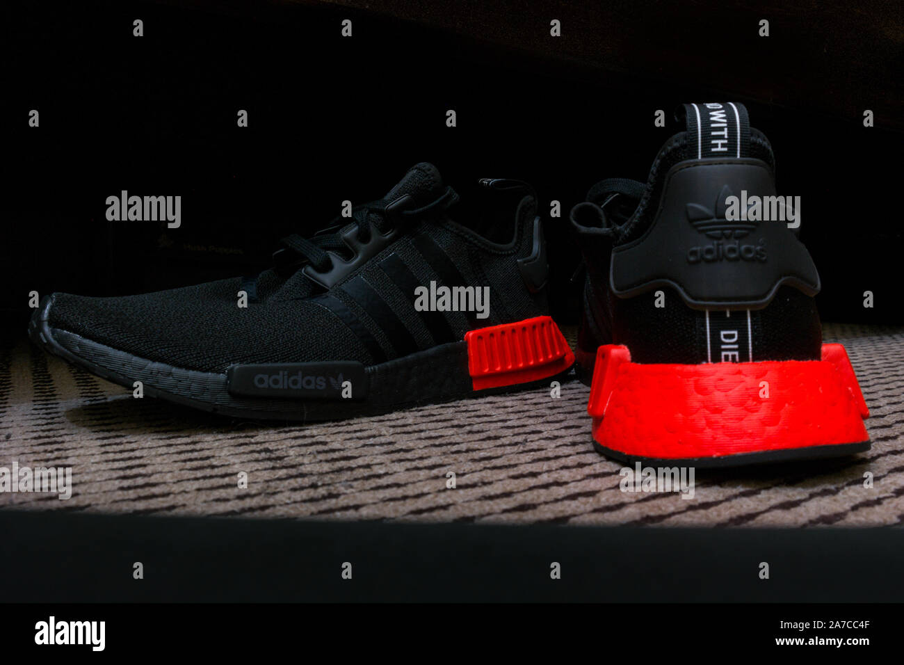 ADIDAS NMD sneakers con ULTRA BOOST in tutto nero con particolari rossi -  sport scarpe Foto stock - Alamy
