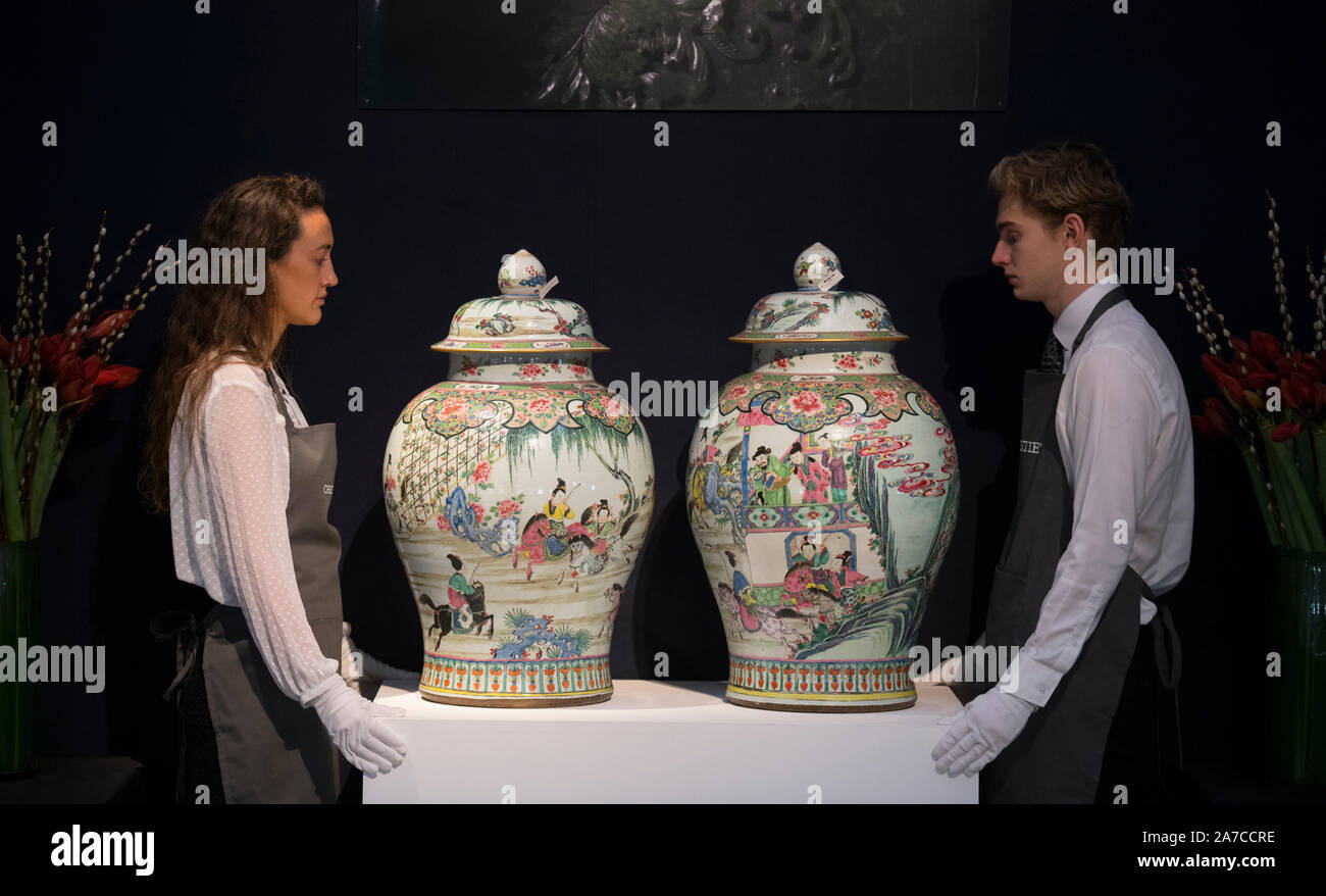 Christie's, Londra, Regno Unito. 1 novembre 2019. Belle ceramiche cinesi e opere d'arte presenta un 227-Selezione molto spanning tre millenni di arte cinese Immagine: una coppia di massiccia e superbamente decorate Famille Rose balaustra Vasetti e coperchi, Yongzheng periodo (1723-1735), preventivo: £120,000-180,000. Credito: Malcolm Park/Alamy Live News. Foto Stock