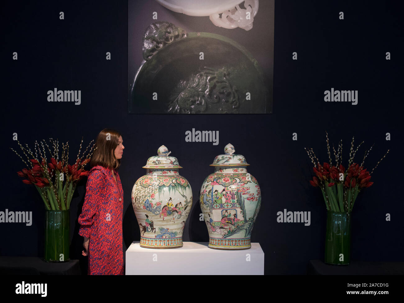 Christie's, Londra, Regno Unito. 1 novembre 2019. Belle ceramiche cinesi e opere d'arte presenta un 227-Selezione molto spanning tre millenni di arte cinese Immagine: una coppia di massiccia e superbamente decorate Famille Rose balaustra Vasetti e coperchi, Yongzheng periodo (1723-1735), preventivo: £120,000-180,000. Credito: Malcolm Park/Alamy Live News. Foto Stock