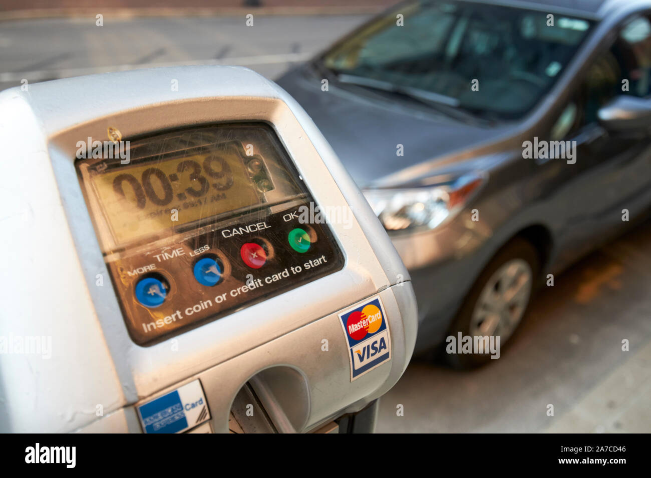 Moneta o carta di credito azionato parcheggio su strada con misuratore di tempo a sinistra louisville kentucky NEGLI STATI UNITI Foto Stock