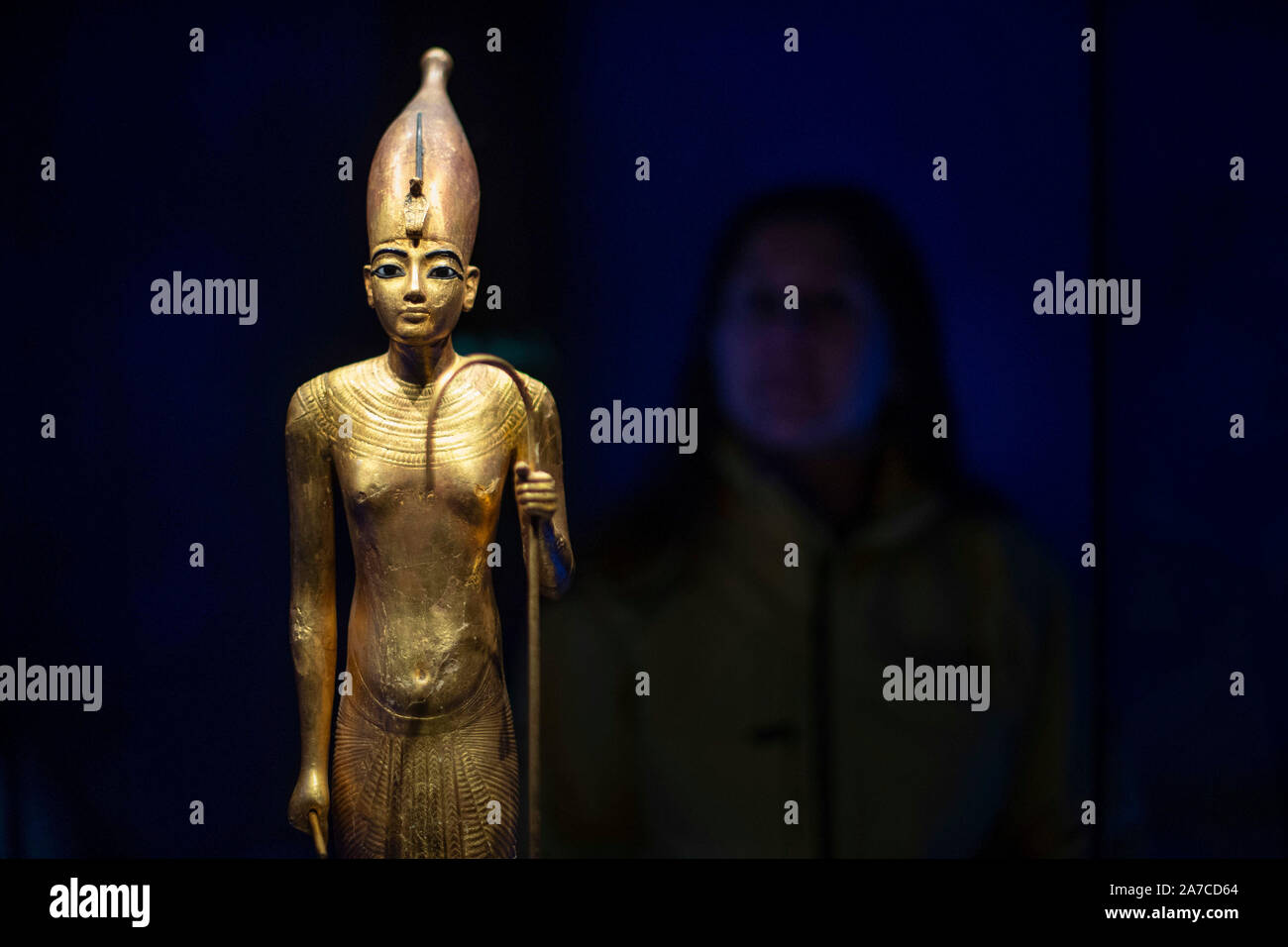 Un membro del personale guarda una statua in legno del re nel bianco corona fatta con foglia oro e nero resina, dalla Valle dei Re, datato 1336-1326 BC, in corrispondenza di una pressa in anteprima per il Tutankhamun: tesori del Golden Phaorah mostra alla Saatchi Gallery a Chelsea, Londra. Foto di PA. Picture Data: Venerdì novembre 1,2019. Vedere PA STORIA ARTE Tutankhamon . Foto di credito dovrebbe leggere: Victoria Jones/filo PA Foto Stock Un membro del personale guarda una statua in legno del re nel bianco corona fatta con foglia oro e nero resina, dalla Valle dei Re, datato 1336-1326 BC, in corrispondenza di una pressa in anteprima per il Tutankhamun: tesori del Golden Phaorah mostra alla Saatchi Gallery a Chelsea, Londra. Foto di PA. Picture Data: Venerdì novembre 1,2019. Vedere PA STORIA ARTE Tutankhamon . Foto di credito dovrebbe leggere: Victoria Jones/filo PA Foto Stock