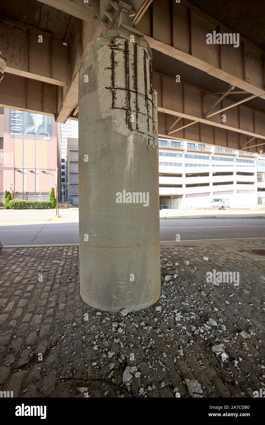 Sgretolamento dei supporti sotto la interstate 64 sezione in alzata centro di Louisville kentucky NEGLI STATI UNITI Foto Stock