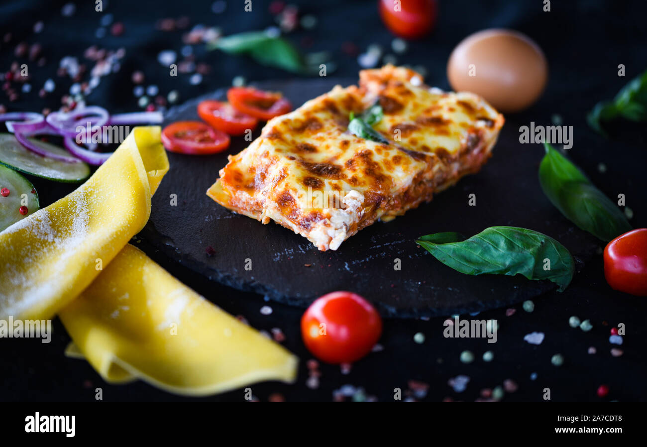 deliziose lasagne fatte in casa - con ingredienti freschi dopo una tradizionale ricevuta italiana Foto Stock