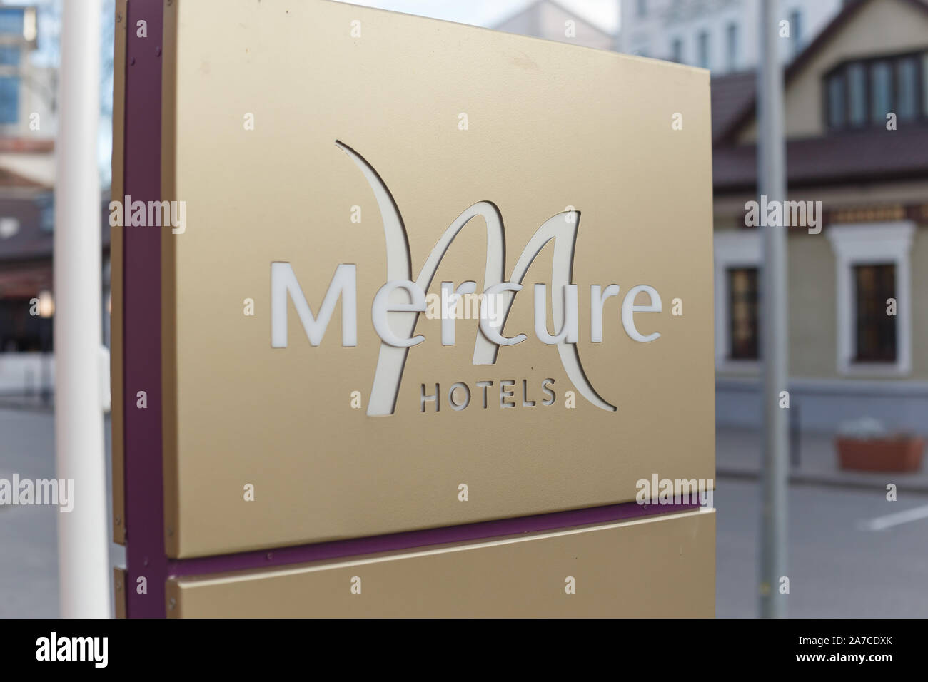 Minsk, Bielorussia - 27 Ottobre 2019.segno del Mercure Hotel a Minsk Mercure Hotel in Downtown at Zybitskaya street Foto Stock