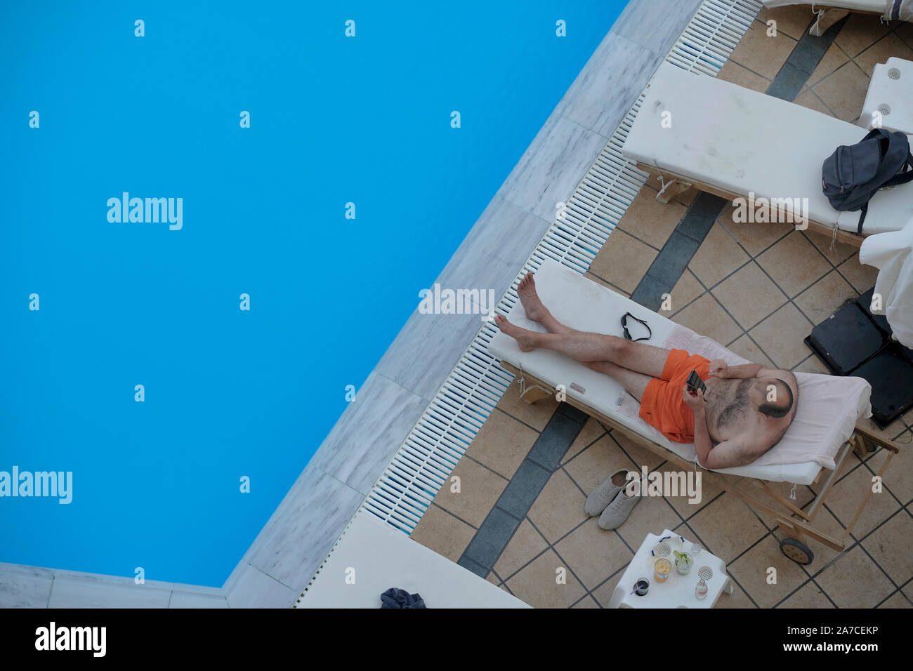 Un overhead shot di un uomo da una piscina Foto Stock