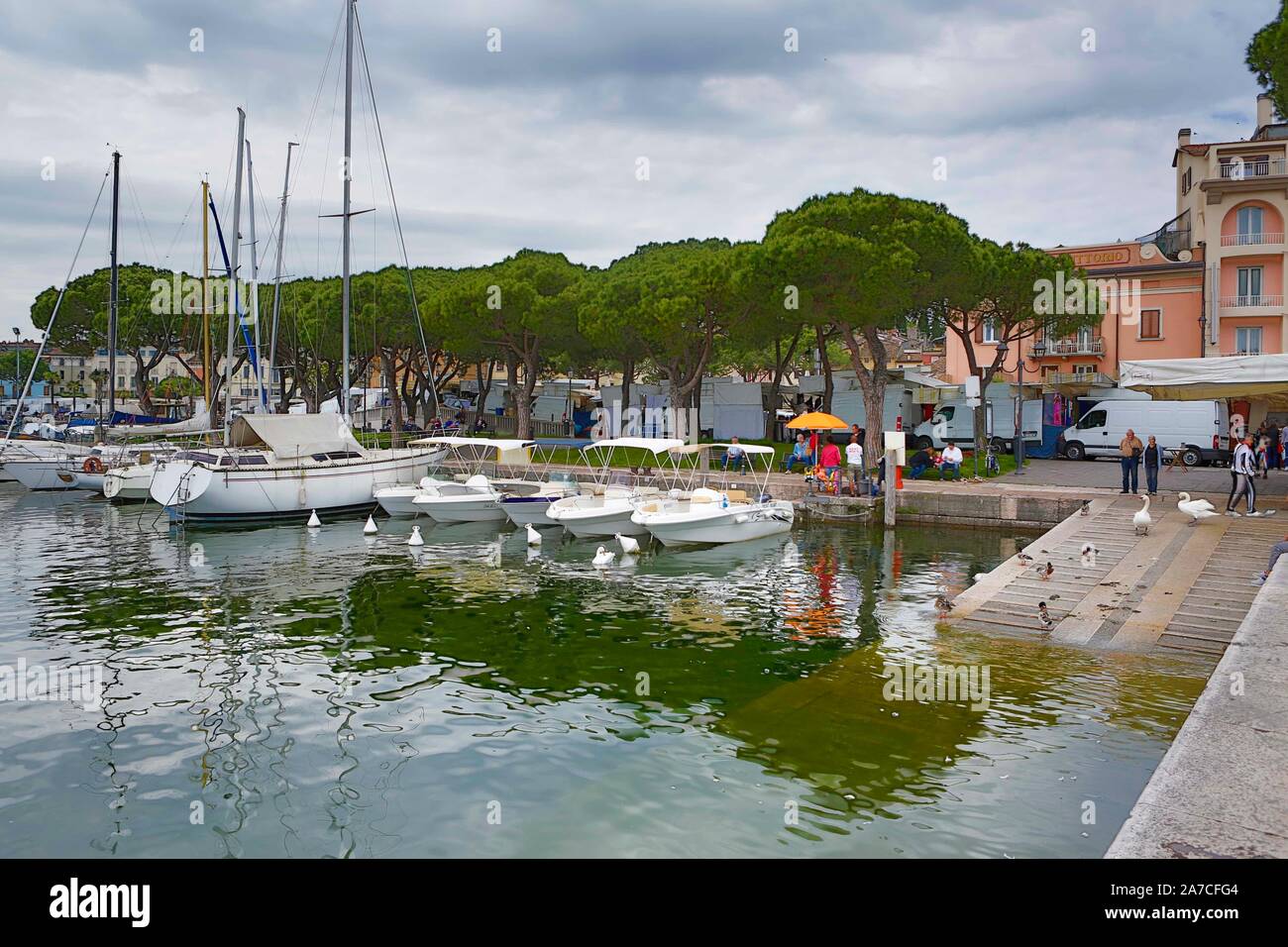 Der Wochenmarkt a Desenzano del Garda in der Provinz Brescia wird direkt am Ufer des Gardasee abgehalten. Kleidung, Schuhe, Fleisch, Käse, Olivenöl u Foto Stock