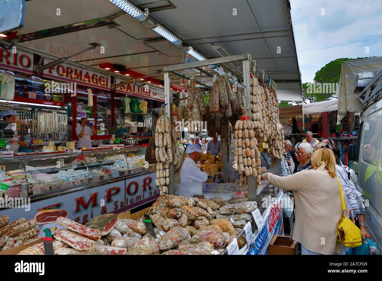 Der Wochenmarkt a Desenzano del Garda in der Provinz Brescia wird direkt am Ufer des Gardasee abgehalten. Kleidung, Schuhe, Fleisch, Käse, Olivenöl u Foto Stock