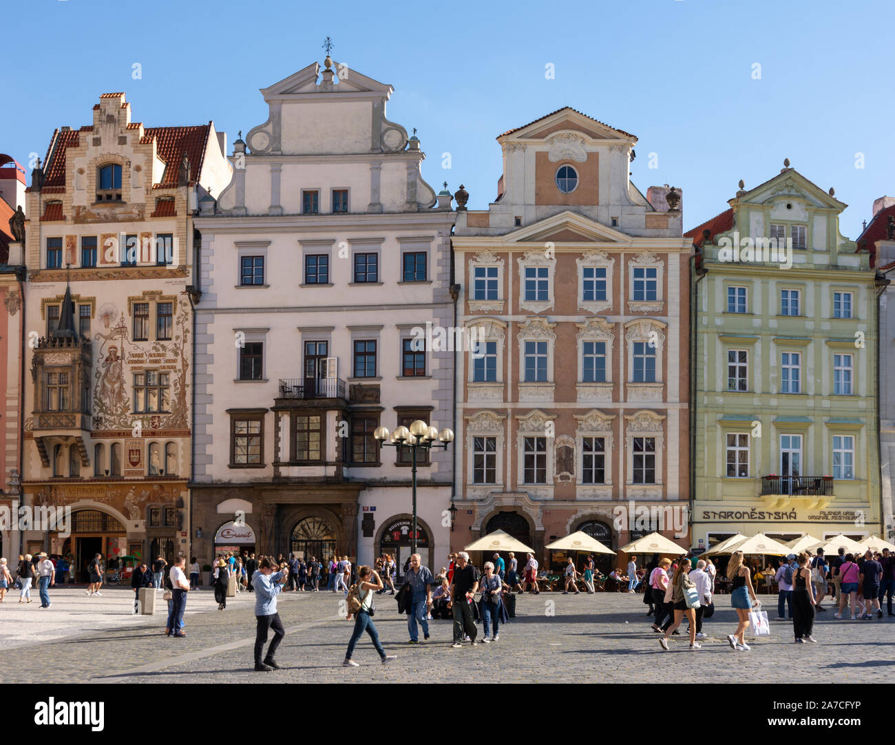 Praga, Repubblica Ceca - 3 settembre: turisti presso la piazza della città vecchia di Praga, Repubblica Ceca il 3 settembre 2019. Foto Stock