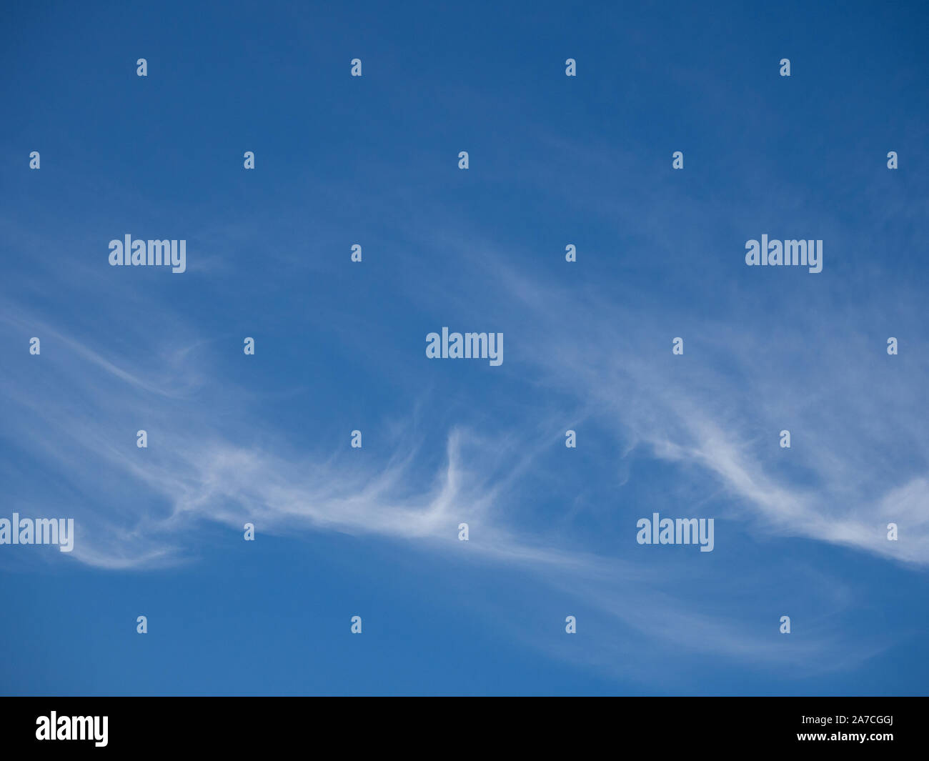 Windy soffici nuvole e cielo blu Foto Stock