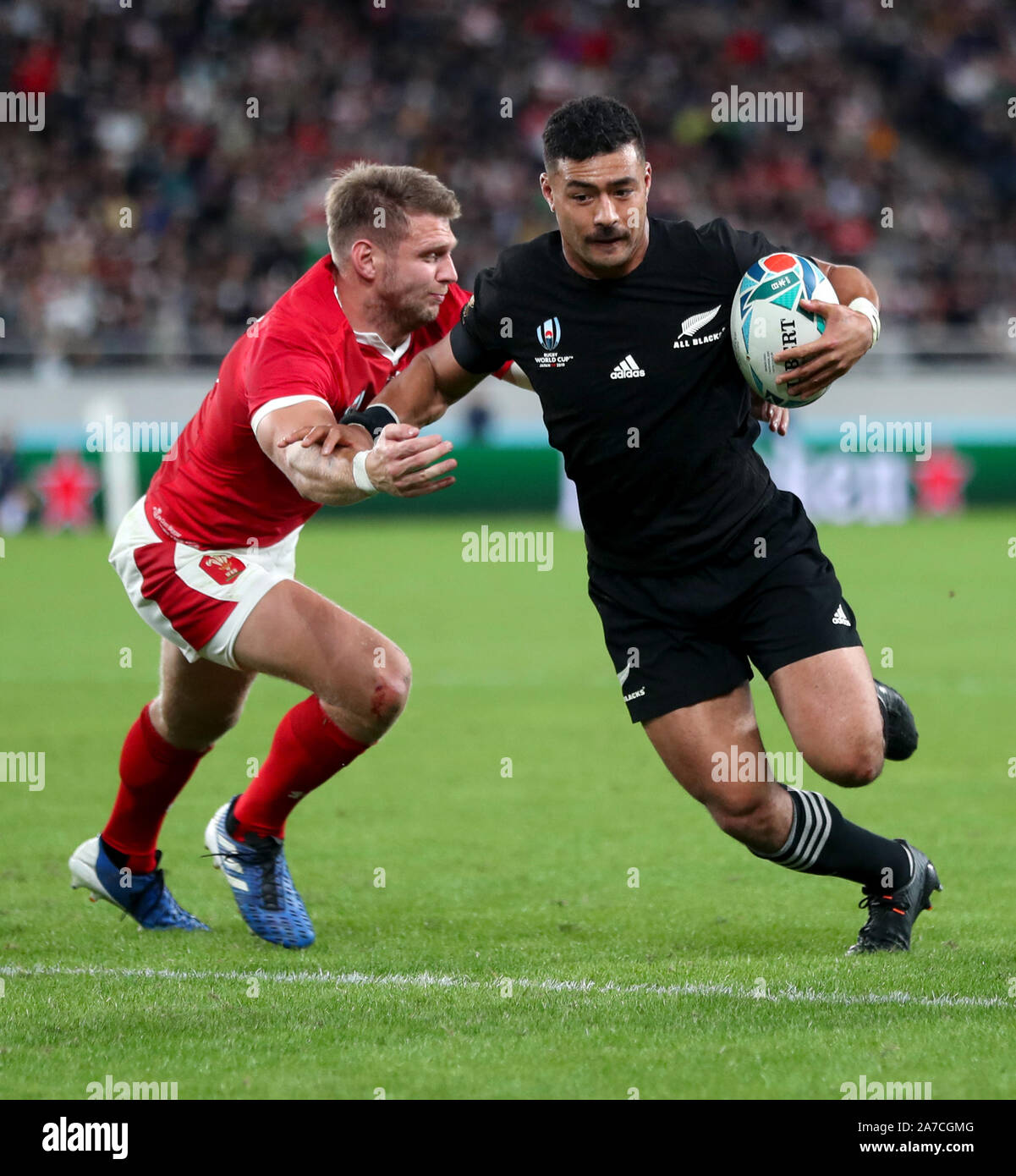 La Nuova Zelanda è richie Mo'UNGA (destra) sul suo modo di rigature i suoi lati sesta prova durante il 2019 Coppa del Mondo di Rugby in bronzo match finale presso il Tokyo Stadium. Foto Stock