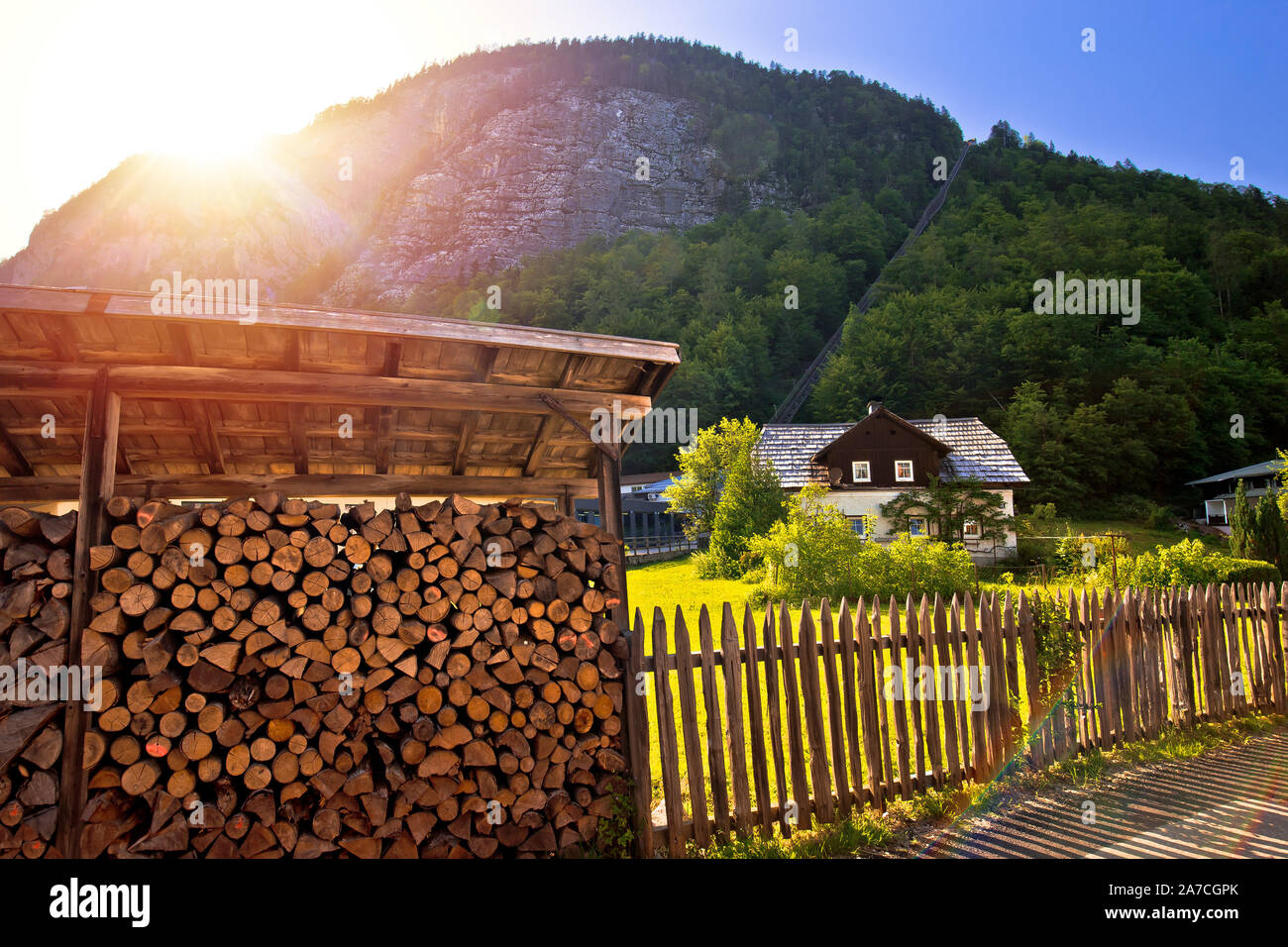 Hallstatt ferrovia di montagna e il paesaggio alpino sun vista haze, destinazione turistica in Austria Foto Stock