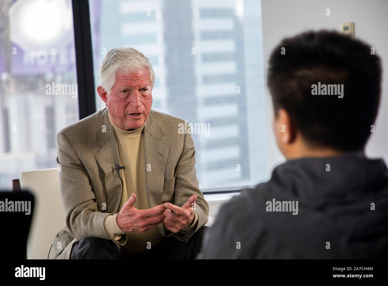 (191101) -- NEW YORK, nov. 1, 2019 (Xinhua) -- Peter Walker, senior partner emerito presso McKinsey & Company, un Stati Uniti in tutto il mondo società di consulenza di gestione, riceve intervista con Xinhua in New York, Stati Uniti, il 22 ottobre, 2019. (Xinhua/Wang Ying) Foto Stock