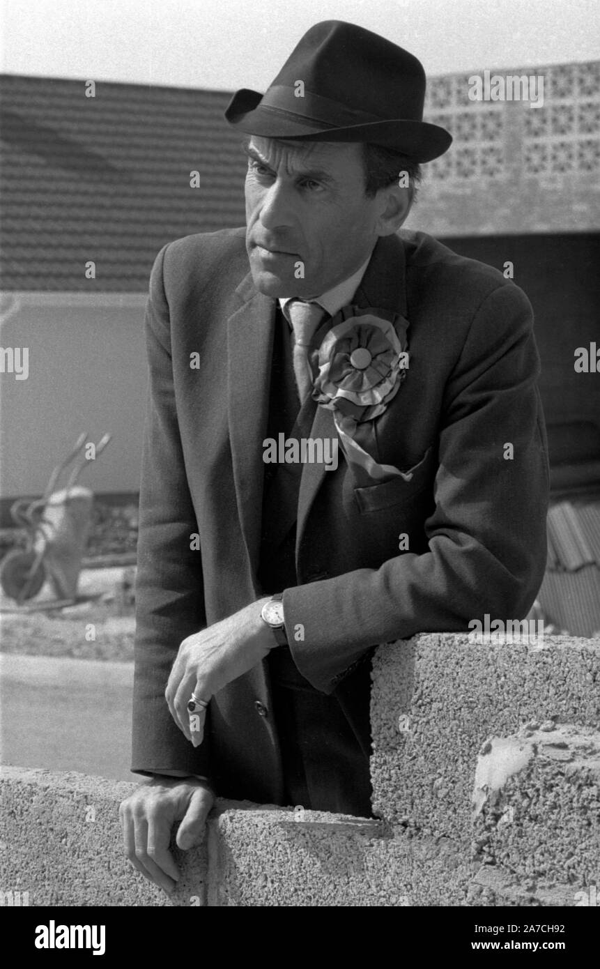 Jeremy Thorpe deputato 1970s elettorato. Thorpe lavora per noi. il suo slogan elettorale. Jeremy Thorpe un politico britannico che ha servito come membro del Parlamento per il North Devon dal 1959 al 1979 sulla pista della campagna elettorale nel suo incontro e saluto del collegio elettorale del North Devon. Ha perso il suo seggio parlamentare liberale in questi anni di elezioni generali. Devon, Inghilterra, aprile 1979. REGNO UNITO HOMER SYKES Foto Stock