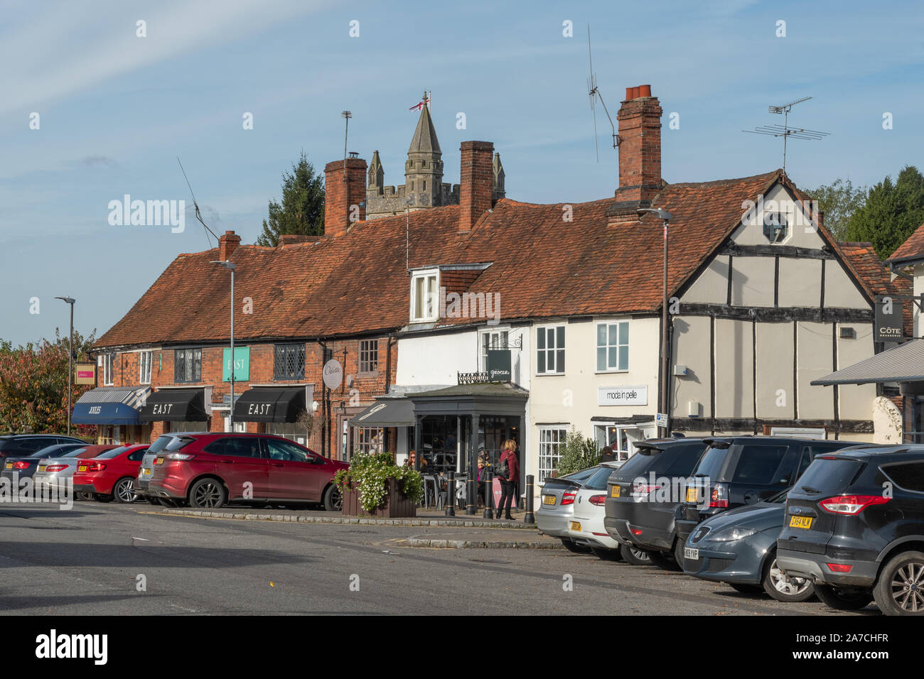 Amersham Old Town High Street, Buckinghamshire, UK, con aziende e ristoranti e la chiesa di Santa Maria torre Foto Stock