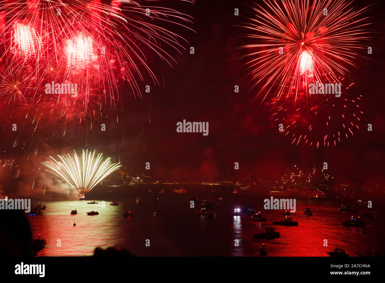 Ottobre 29, 2019 Il Giorno della Repubblica celebrazioni e fuochi d'artificio a Istanbul Bosforo Foto Stock