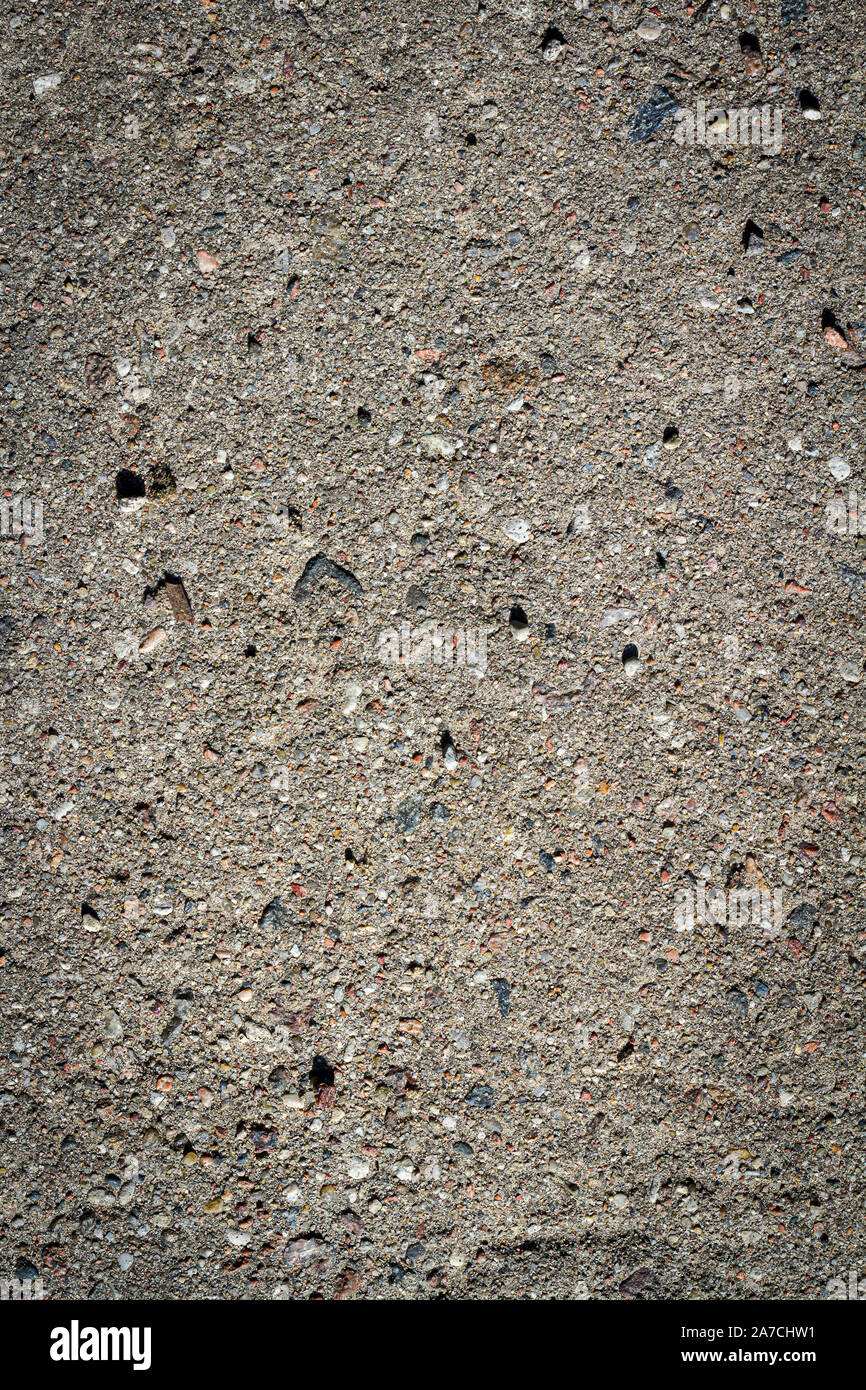 Chiusura del vecchio cemento texture. Calcestruzzo stagionato con alcune pietre. Foto Stock