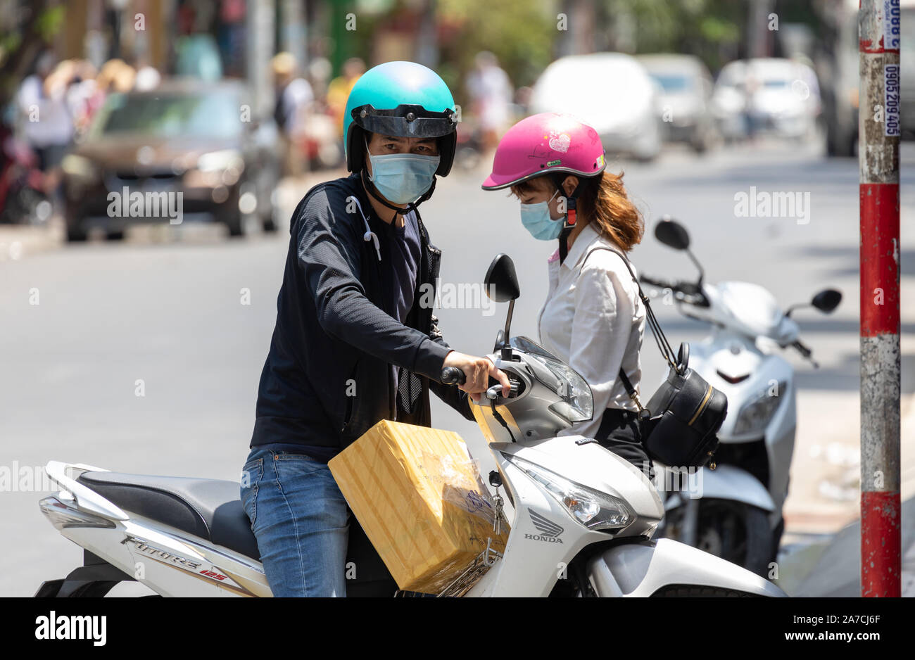Il Vietnam Phu Quoc island 2 aprile 2019. Il vietnamita l uomo e la donna nella maschera sul viso. Un uomo vietnamita di indossare una maschera sul suo volto è di andare a prendere un Foto Stock