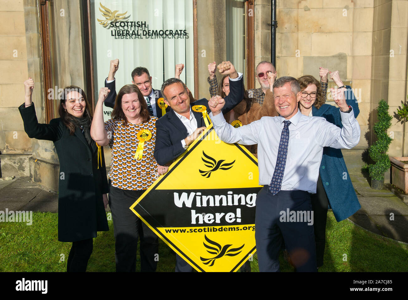 Edimburgo, 30 ottobre 2019. Nella foto: (centro sinistra) Alex Cole-Hamilton MSP scozzese della liberale Partito Democratico; (centro destra) Willie Rennie MSP - Leader del scozzese Demcrat liberale Partito. Willie Rennie è a sedi di partito questa mattina per una foto op per lanciare la loro campagna elettorale. Il primo ministro britannico, Boris Johnson denominato snap-elezione generale il 12 dicembre, e la Scottish liberal-democratici insieme con il Regno Unito i liberali democratici stanno cercando di prendere in consegna e arrestare Brexit.Credit: Colin Fisher/Alamy Live News Foto Stock
