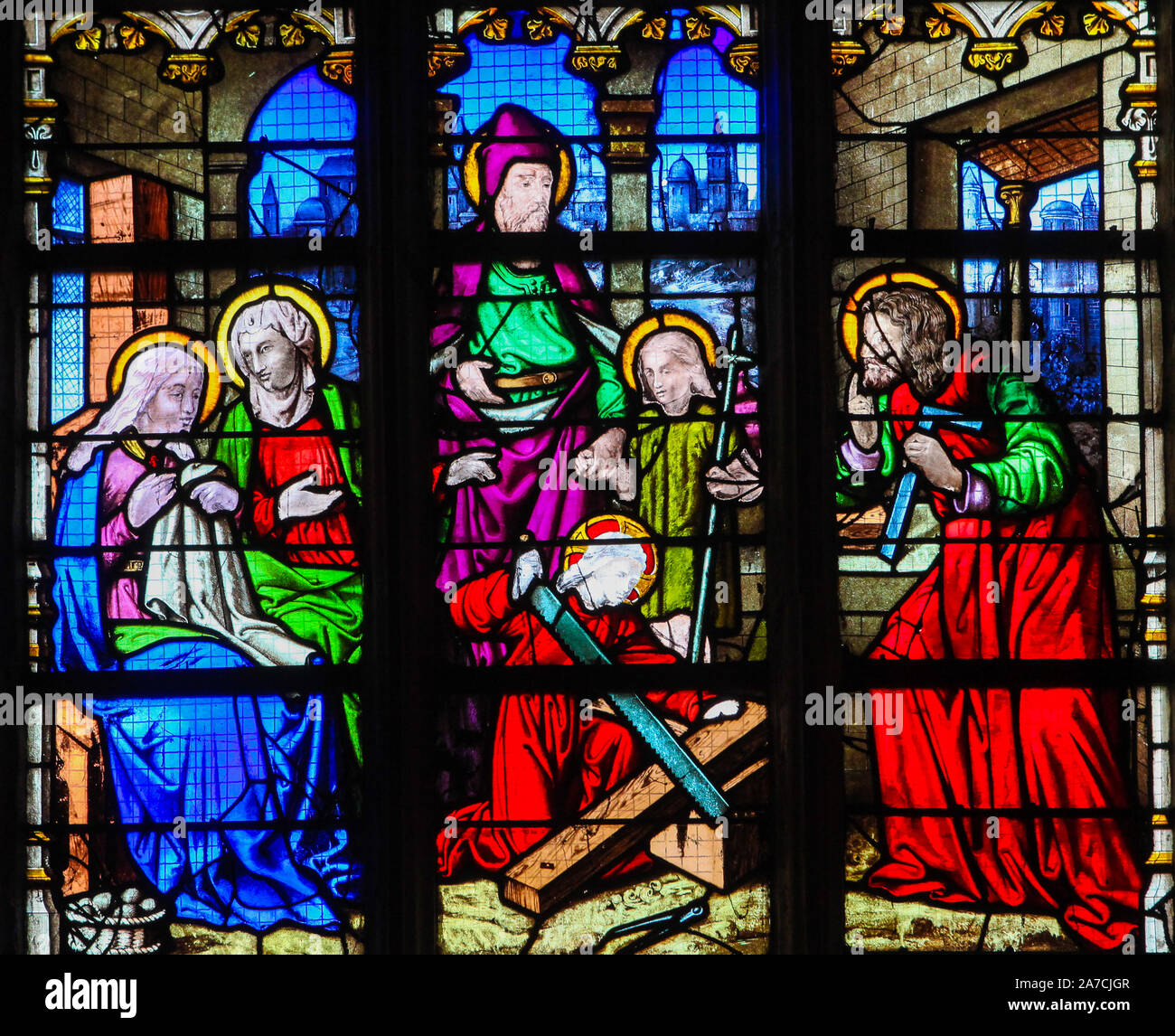 Vetro colorato nella chiesa di San Giacomo a Le Treport, Francia, che raffigura Gesù come un falegname apprendista, che simboleggiano Ora et Labore Foto Stock