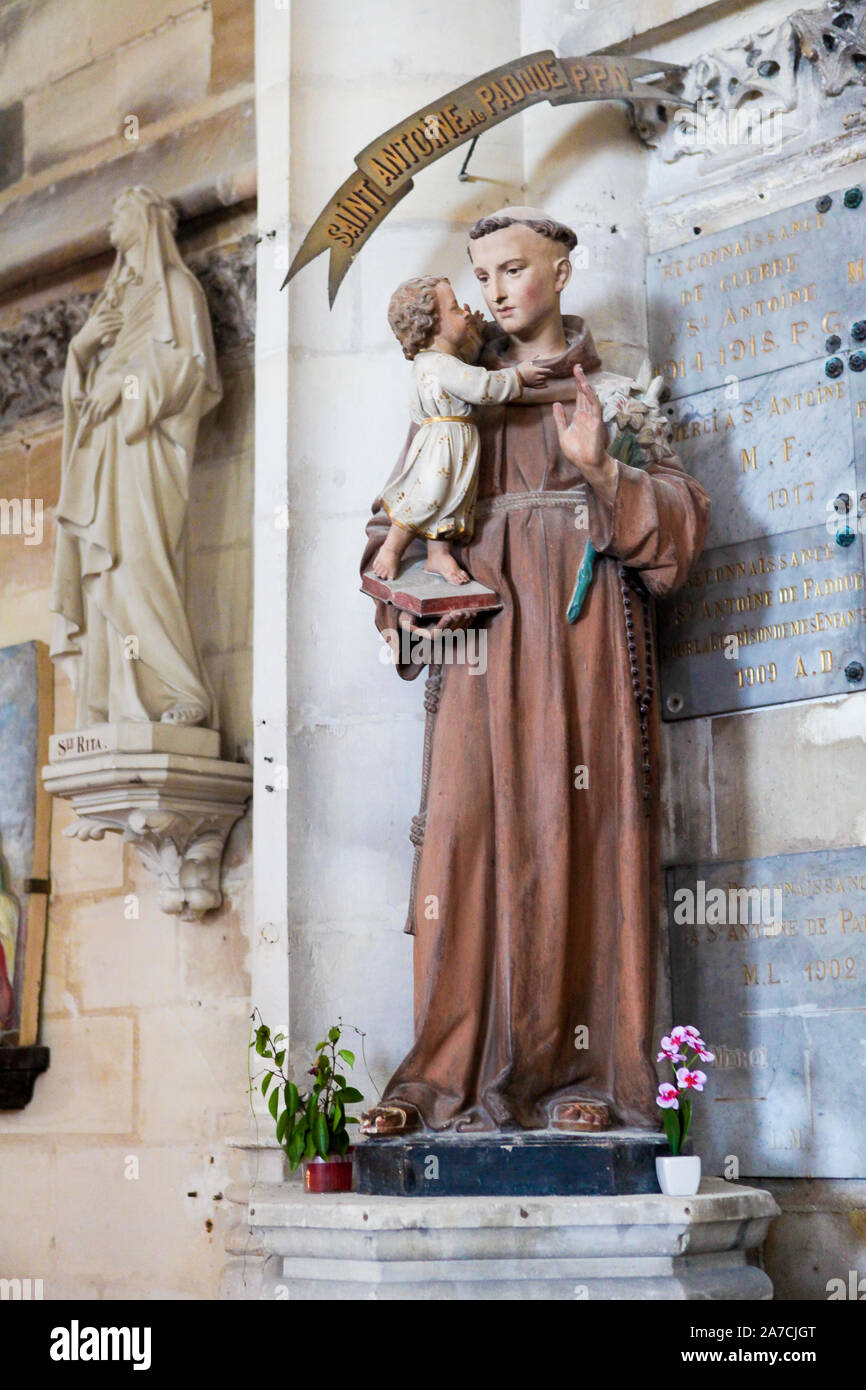 Statua che si trova nella chiesa di San Giacomo a Le Treport, Francia, di Sant'Antonio di Padova Foto Stock