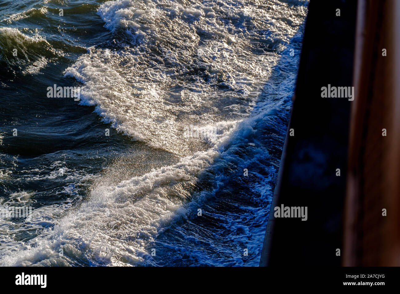 Le onde del sole, visto dall'isola di Staten Island Ferry, New York Foto Stock