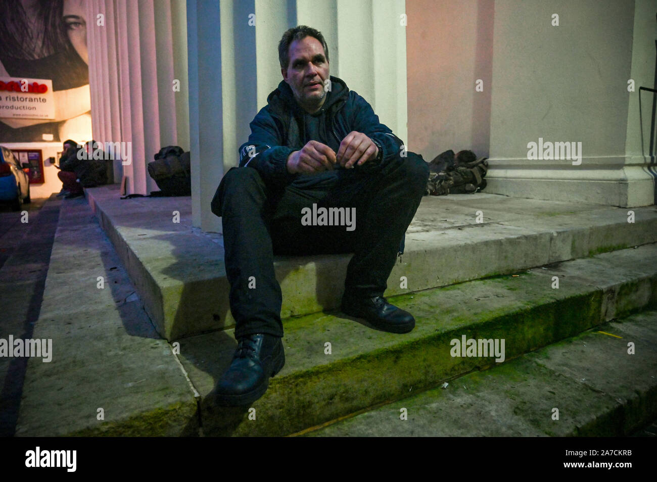 Darren che è stato recentemente rilasciato dal carcere è senzatetto che vivono sulle strade di Brighton per la Chiesa Unitaria Foto Stock