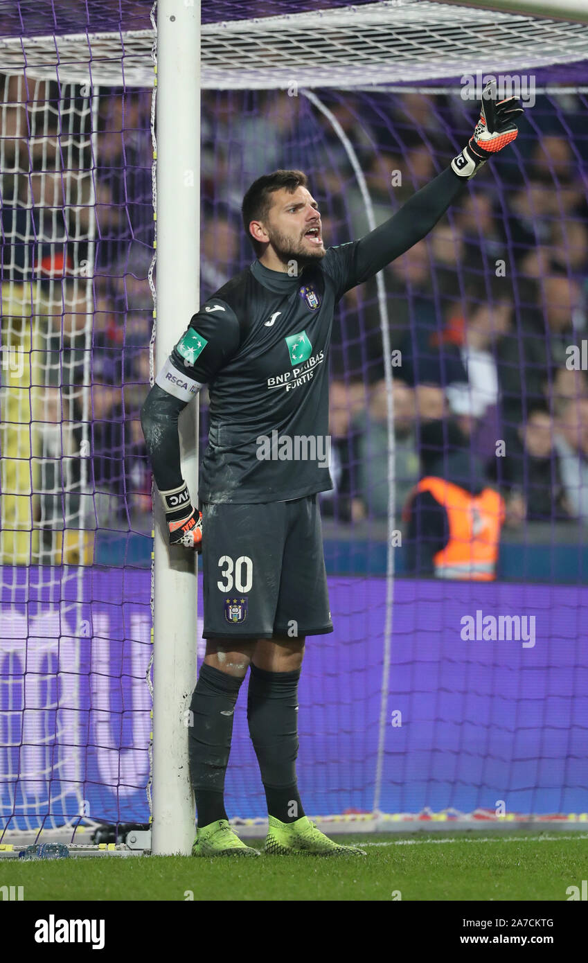 Bruxelles, Belgio - 31 ottobre: Hendrik van Crombrugge di Anderlecht durante la Jupiler Pro League Match Day 13 tra RSC Anderlecht e KAA Gent, il 31 ottobre 2019 a Bruxelles, in Belgio. (Foto di Vincent Van Doornick/Isosport) Foto Stock